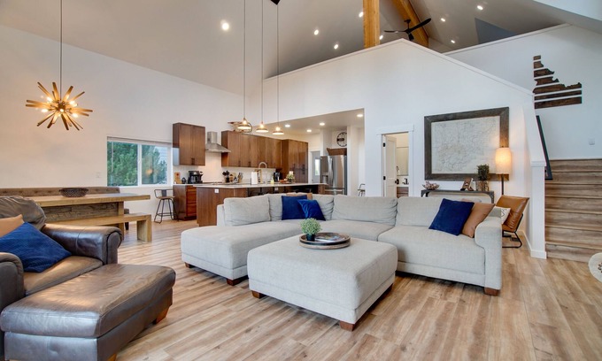 Donnelly House | Modern Donnelly Cabin w/Private Hot Tub