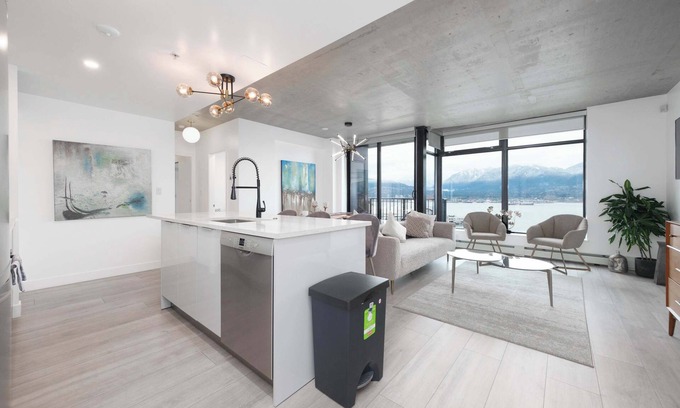 Gastown Apartment | Modern Downtown Apartment with Stunning Water Views