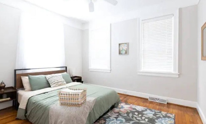 Columbia House | Modern Downtown Apt| Free Parking| DownTown & USC.