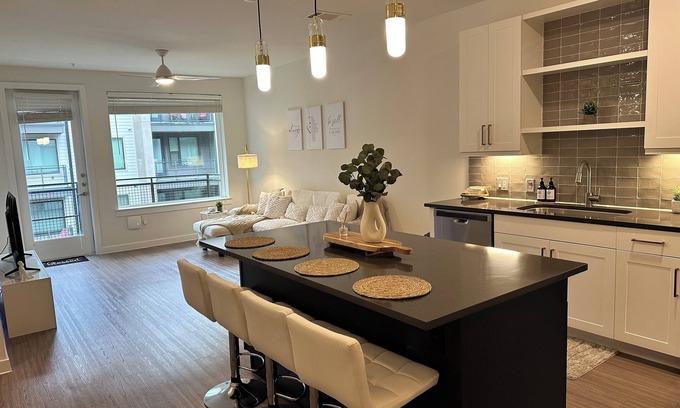 West Dallas Apartment | Modern Downtown Dallas Retreat - Sky Lounge Views + Pool + Gym - Prime Location!