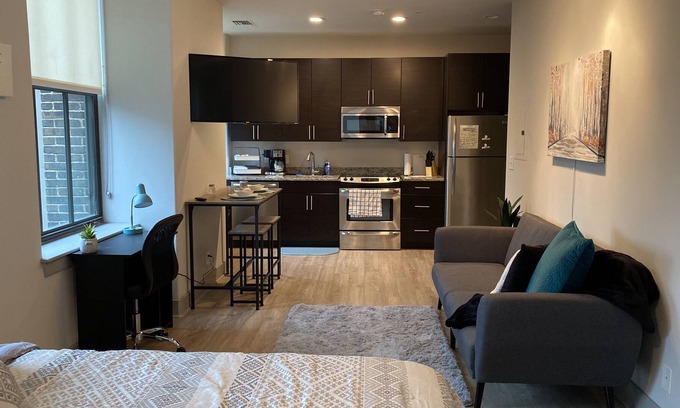 Inner Harbor Apartment | Modern Downtown Studio Apartment with Rooftop Pool