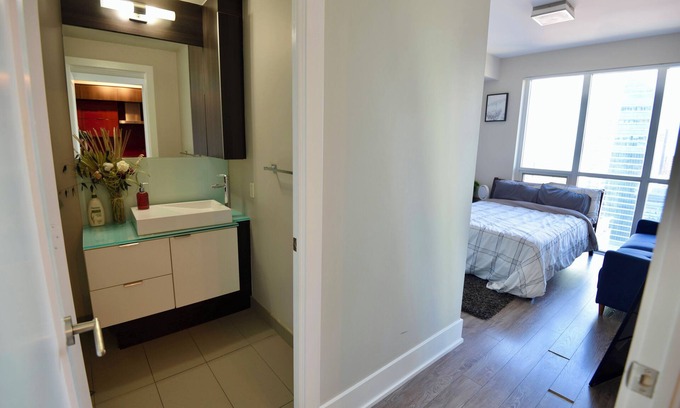 Wellington Place Condo | Modern Downtown Toronto Condo - 2Bed/2Bath (1 Free Parking) Sleeps 6