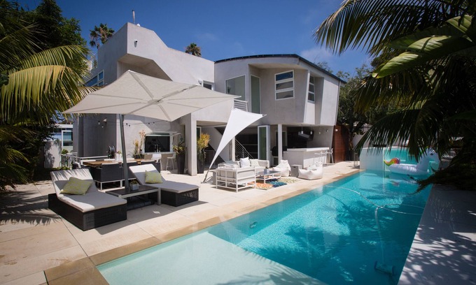 Del Mar House | Modern Dream! Amazing views of Ocean! Walk to the Beach with Pool and Spa!