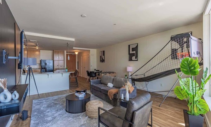 Downtown Phoenix Apartment | Modern DT PHX | High-Rise Views & Amenities