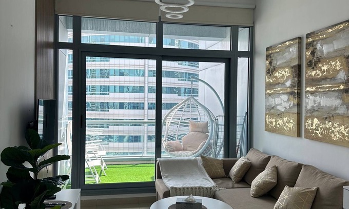 Jumeirah Lake Towers Apartment | Modern Dubai Marina Apartment near Metron