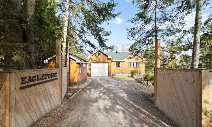 Waubaushene Cottage | Modern Eagle Point Cottage with Sauna Bbq Hot Tub on Tay Trail