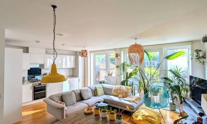 St. Dunstan's Apartment | Modern East London Apt, 3 bedrooms, 2 Bathrooms