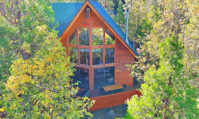Idyllwild House | Modern elegant cabin with cozy charm, Hot tub on 1 Acre of land