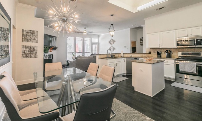 South Arlington House | Modern Elegance Escape in Mansfield: 3bed/2bath