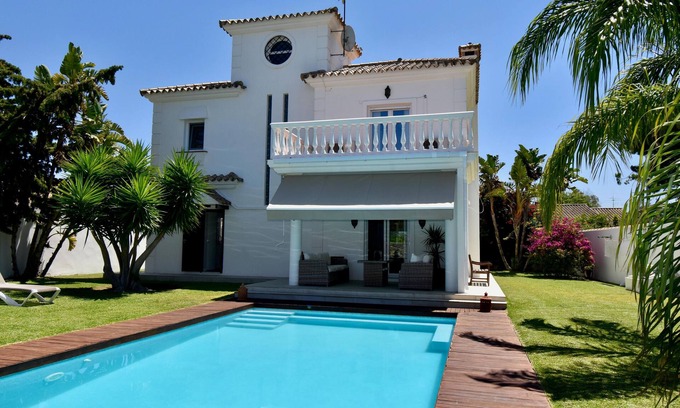 Los Gallos-Cerromolino Villa | Modern Villa located in a quiet area to relax in the garden