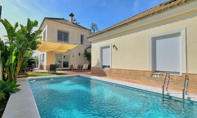 El Puerto de Santa Maria Ski Chalet | MODERN CHALET WITH POOL NEAR THE BEACH 12 PERSONS