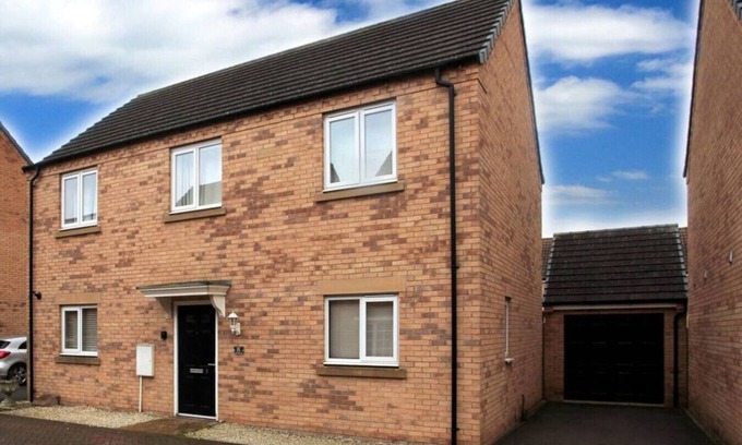 Peterborough House | Modern Escape | Hot Tub | 4-Car Parking