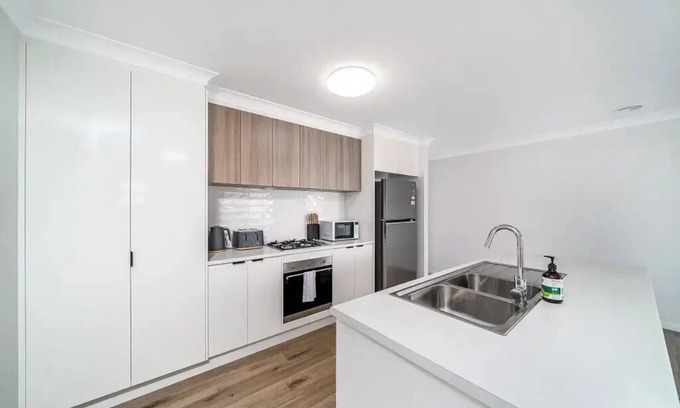 Gobbagombalin Apartment | Modern Escape in Quiet Neighbourhood