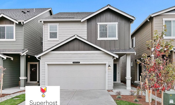 Puyallup House | Modern Escape | Spacious 4BR Home for Families, Groups & Business Travelers