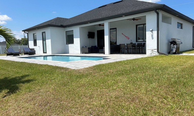 Diplomat House | Modern Escape Villa/On the Canal/Heated pool