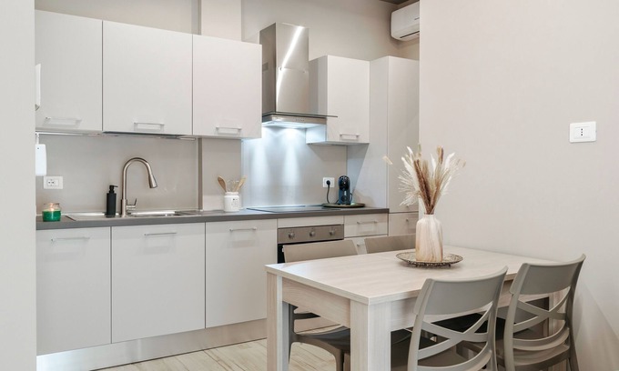 Sant'Eufemia Apartment | [Modern Essence] Design & Quietness