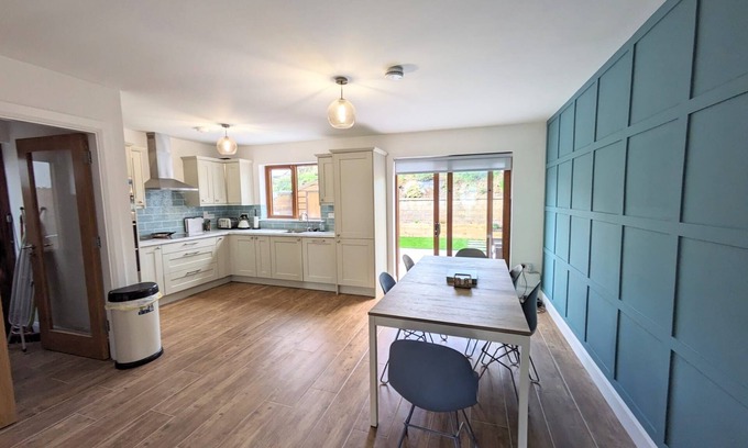 Glounthaune House | Modern Family Friendly Home - Easy access to Cork City.
