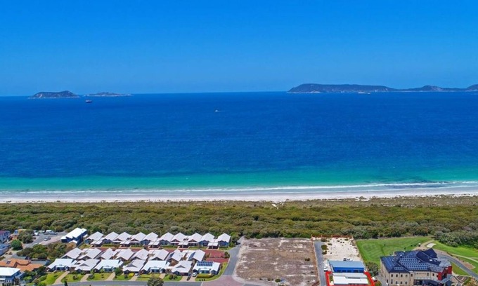 Collingwood Park House | Modern, family friendly home walking distance from Middleton Beach