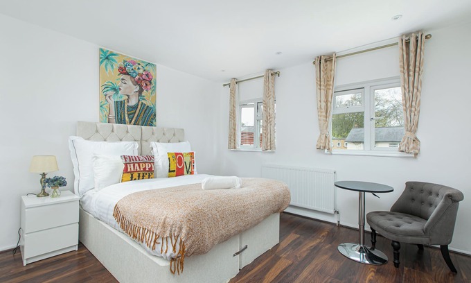 Hatfield Apartment | Modern Family-Friendly 4 Bedroom Apartmentn-Sleeps 11 in Style