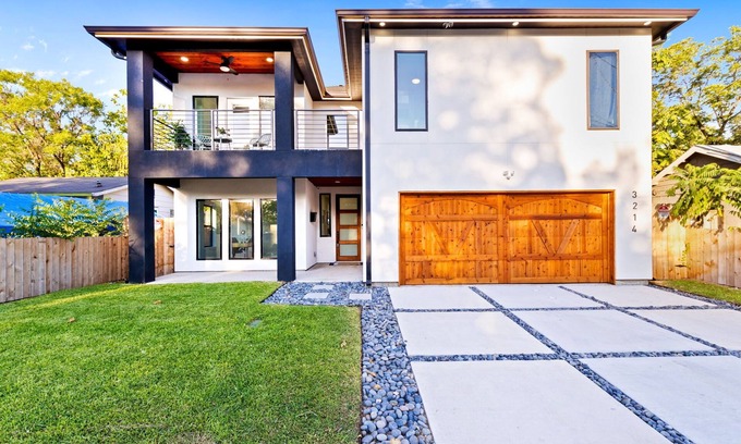 West Dallas House | Modern Family Friendly 5 BR in Dallas w Lounge