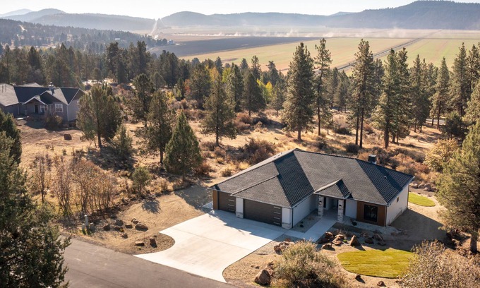 Klamath Falls House | Modern family home with game room, at the Runnning Y Resort.