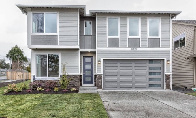 Alderwood Manor House | Modern Family Home -- 5 minutes from freeway and Alderwood Mall