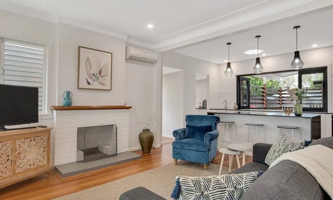 Graceville House | Modern family home in a leafy riverside suburb