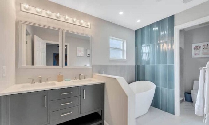 Sunridge Woods House | Modern Family Home Near Disney - Pool & Lake View
