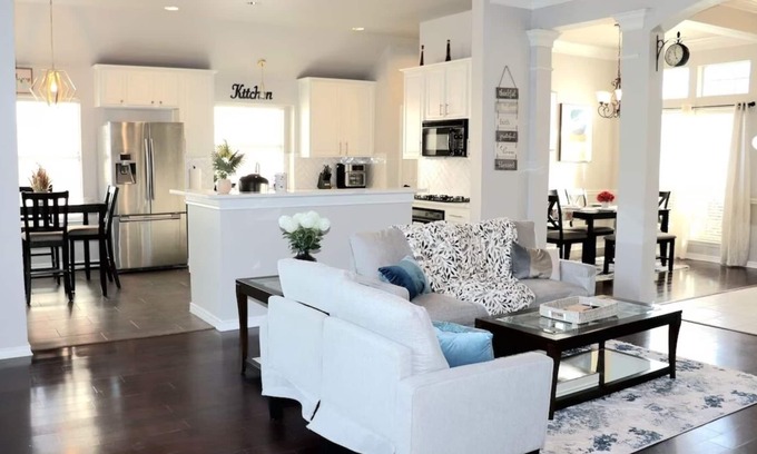 South Arlington House | Modern Family Home with a Yard and Private Deck