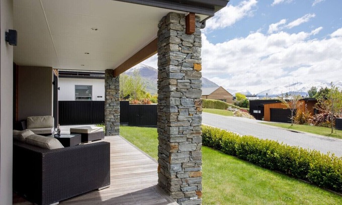 Wanaka House | Modern family home with mountain views