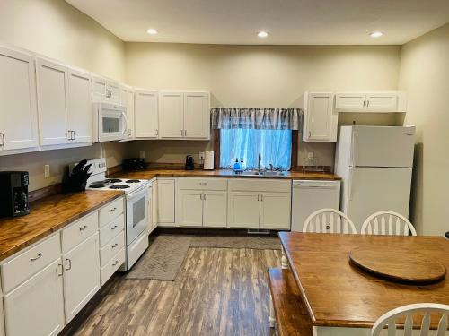 Wabash Apartment | Modern Farmhouse 3 Bed, 2 Bath Apartment, Sleeps 7, Lots of Space, Steps to Downtown, Honeywell & Eagles Theater