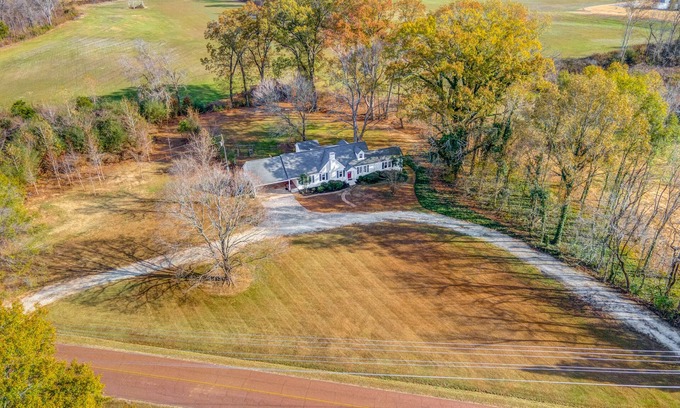 Stanton Cottage | Modern Farmhouse 5 miles to Blue Oval!