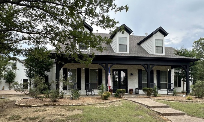 Bowie House | Modern Farmhouse for Large Family on 5 acres! Mins from Lake, Ponds & Kayaking