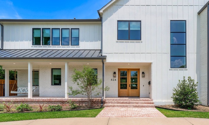 Richardson House | Modern Farmhouse Luxury Home on .5 Acres 12 minutes from Downtown Dallas!