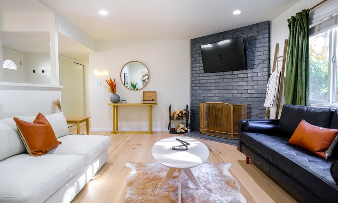 Sacramento House | Modern Farmhouse near Downtown & American River