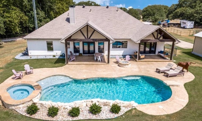 Denton County Other | Modern Farmhouse on 7 acres w/pool, hot tub. Access Denton, pilot point, Celina,
