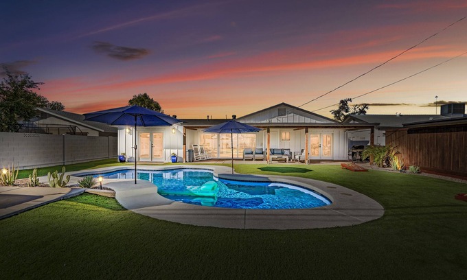 Gililland House | Modern Farmhouse Resort with Private Pool in the heart of Tempe. Dog Friendly!