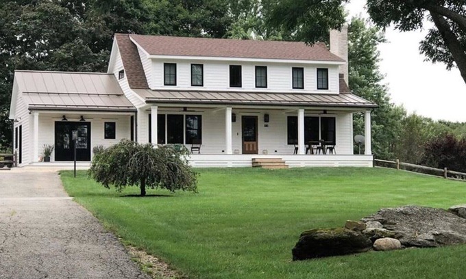 Sharon House | MODERN FARMHOUSE SITED ON OVER 3.5 ACRES OF LAND, 3 SKI RESORTS < 50...
