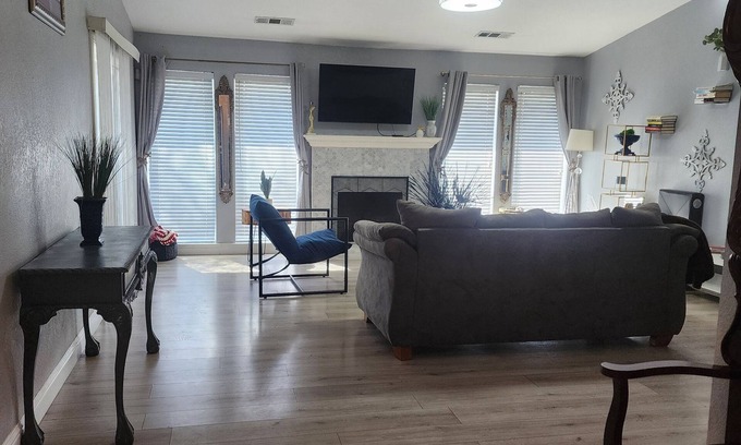 Tulare House | Modern Farmhouse style 3-bedroom house with EV charger/WiFi in welcoming Tulare
