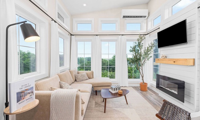 Daniels Hill House | Modern, Fast Wifi, Great Views near Downtown!