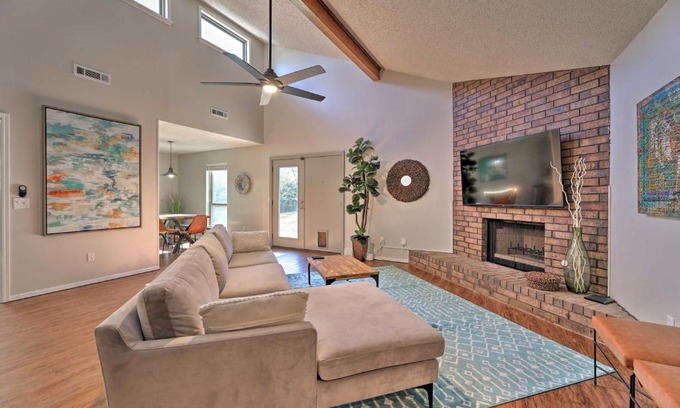 Fayetteville House | Modern Fayetteville Home Less Than 1 Mi to U of A!