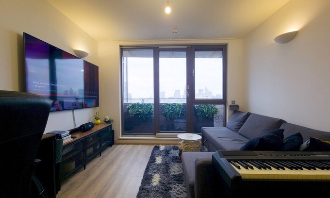Stepney Green Apartment | Modern Flat w/Skyline Views|PTK