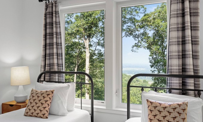 Monteagle House | Modern Forest House w/sunset views