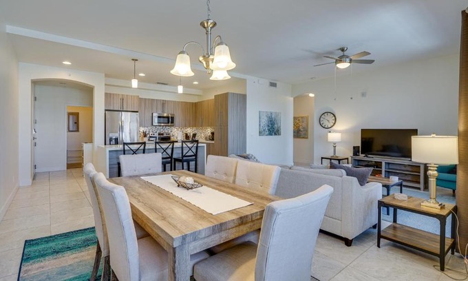 Majestic Palms Apartment | Modern Fort Myers Condo Rental about 5 Mi to Beach!