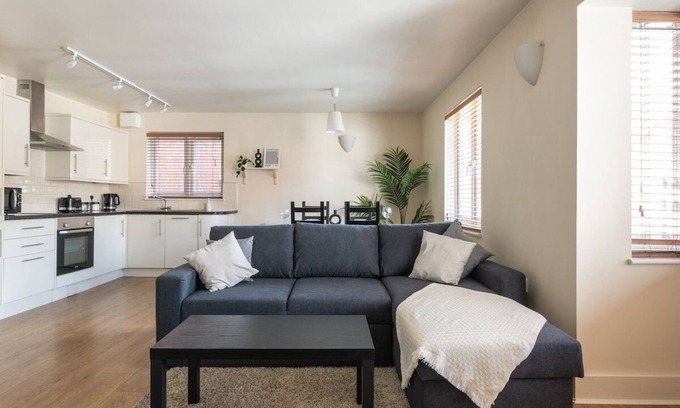 Maidenbower Apartment | Modern Fully Furnished Apartment/2 Parking Spaces