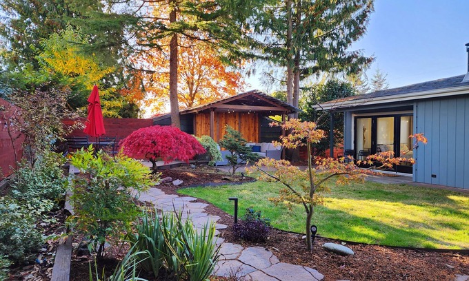 Crown Hill House | Modern Fully Remodeled, Relaxing Garden w/Outdoor Sauna, 3BR in Ballard
