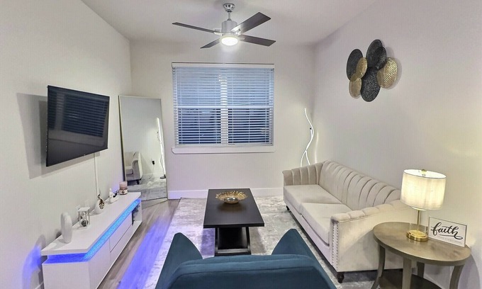 East Downtown Houston Apartment | Modern Furnished 1BR/Gated Parking/Near Downtown, Heights & Montrose