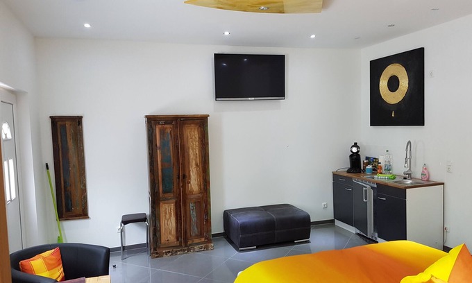 Hassloch Apartment | Modern furnished apartment with comfortable seating