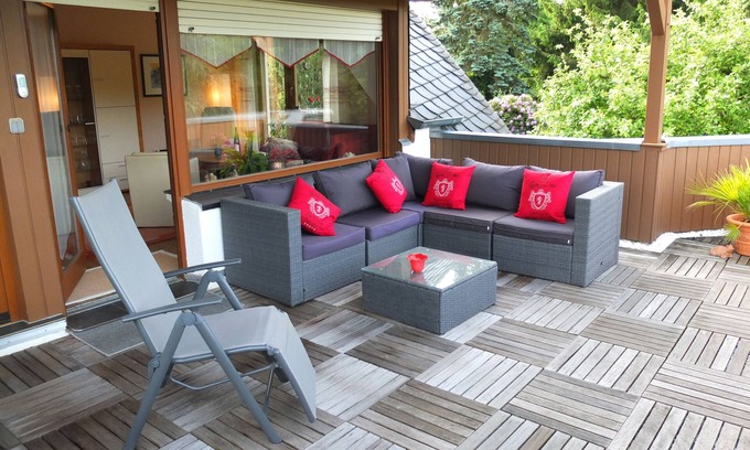 Alf House | Modern furnished cottage above the Mosel with a large sun terrace.