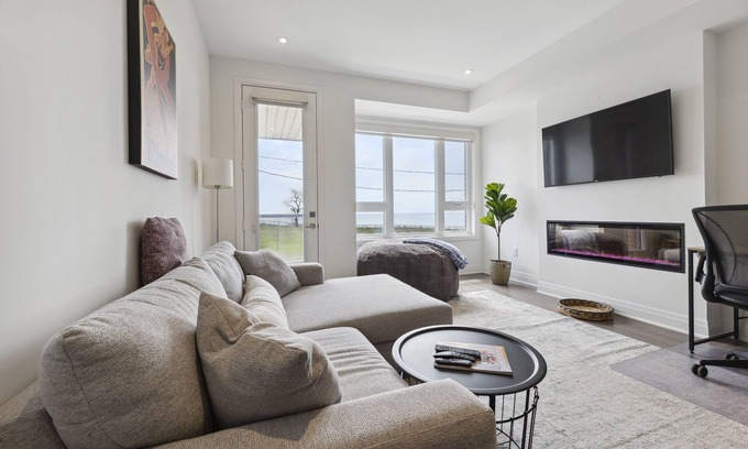 Clarington House | Modern Furnished Lakefront Townhome
